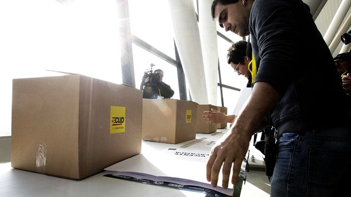 Telediario 1 - La CUP decide el futuro de Artur Mas