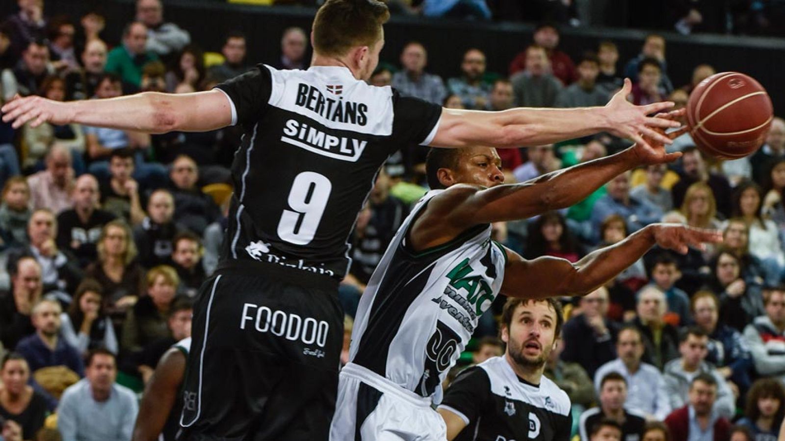 El Bilbao Basket se mete en la pelea para disputar la próxima Copa del Rey y pone fin a una racha de dos derrotas consecutivas tras vencer a la 'Penya' (85-77).