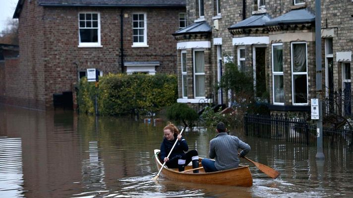 Telediario 1 - Las lluvias torrenciales provocan graves inundaciones en el norte de Reino Unido