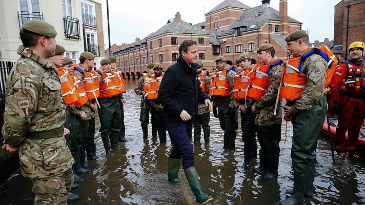 Telediario 1 - Críticas al gobierno de David Cameron por las inundaciones