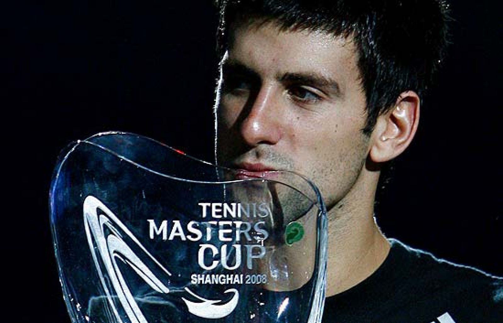 Djokovic se ha proclamado el nuevo campeón de la Copa de Maestros de Shangai, el serbio ha sabido aprovechar la ausencia de Nadal y la eliminación de Federer.