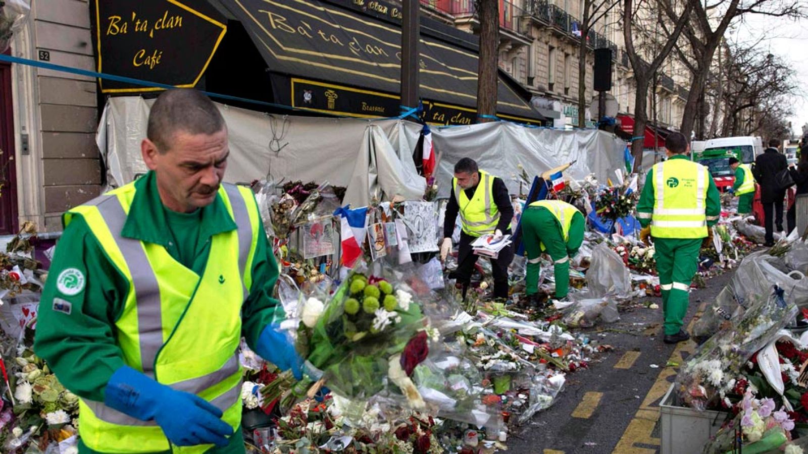 París recoge y archiva los mensajes de condolencia dejados en los lugares de los atentados