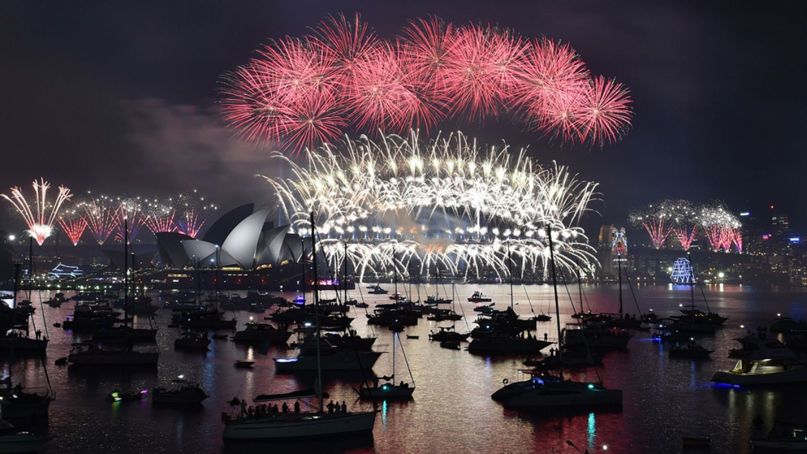 Fuegos artificiales en Sidney para celebrar la llegada de 2016 - Informativo 24h | Ver