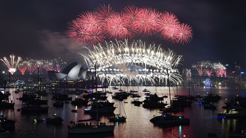 Fuegos artificiales en Sidney para celebrar la llegada de 2016 - Informativo 24h | Ver