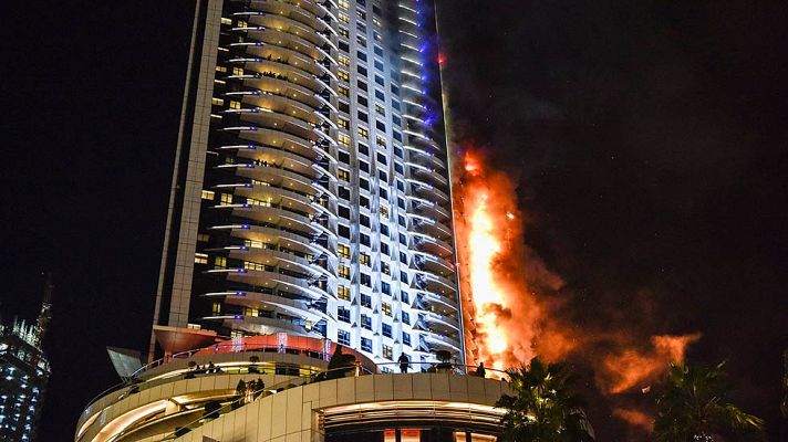 Informativo 24h - Arde un rascacielos en Dubai durante la noche de fin de año