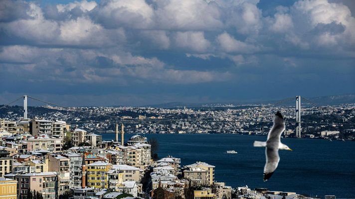 El tiempo - Cielo nuboso con nubes medias y altas en el área mediterránea