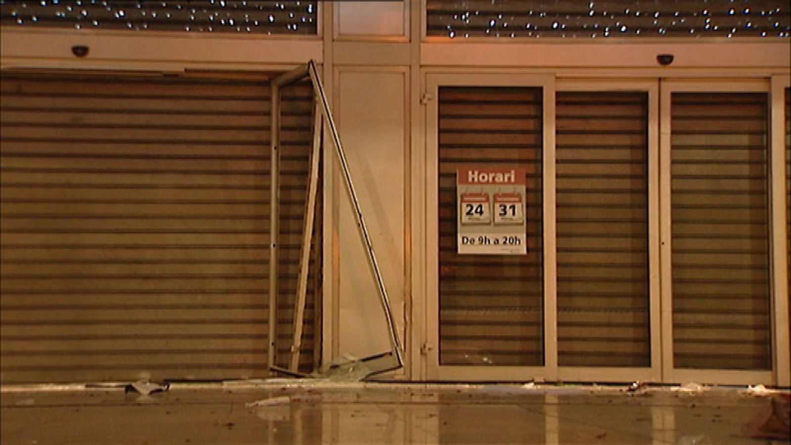 Unos ladrones empotran su coche contra un centro comercial en Barcelona