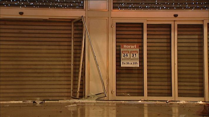 Telediario 1 - Unos ladrones empotran su coche contra un centro comercial