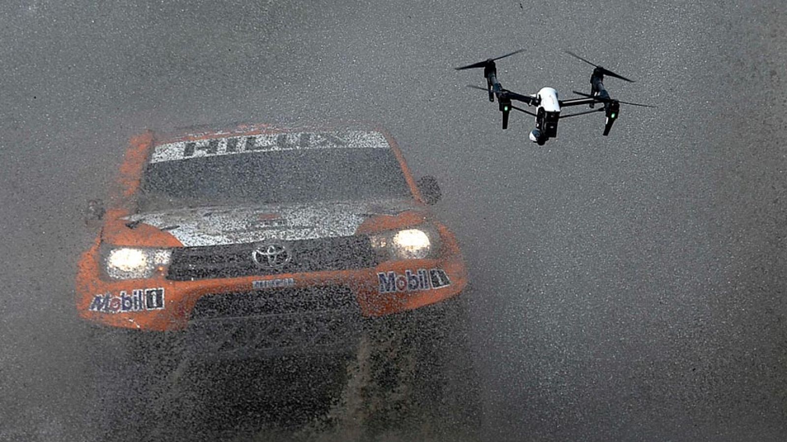 El Dakar empieza pasado por agua | Ver