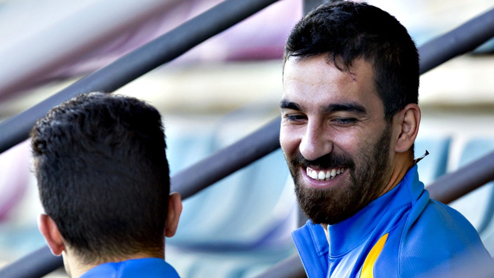 Los jugadores del FC Barcelona Arda Turan y Aleix Vidal llevarán los dorsales 7 y 22, respectivamente, una vez que el club blaugrana ha hecho oficial la adjudicación de estos números al término de la sanción impuesta por la FIFA que impedía inscribir