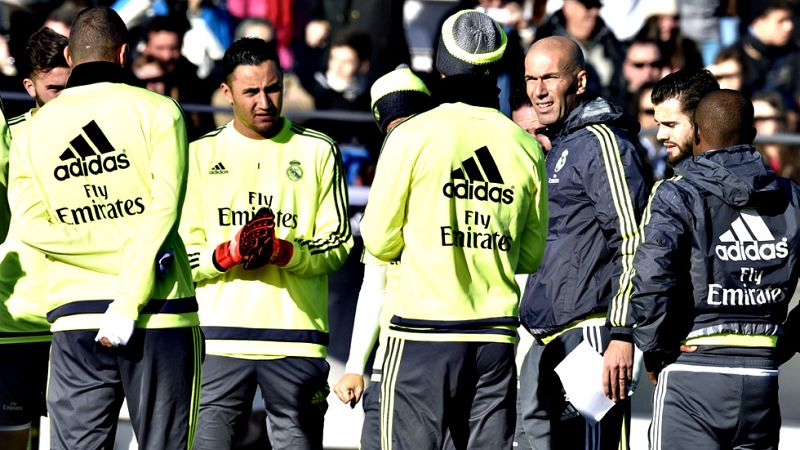 Zidane dirige su primer entrenamiento en Valdebebas a puerta abierta