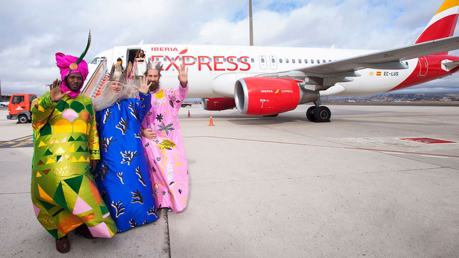 Los Reyes Magos llegan cargados de regalos a las cabalgatas en toda España