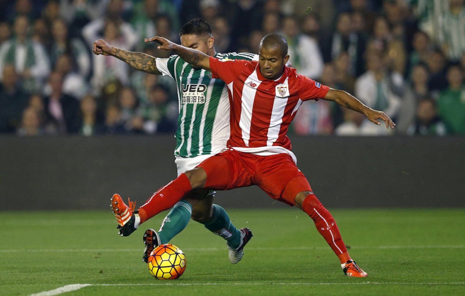 Sevilla y Betis llegan al derbi copero en un mal momento | Ver