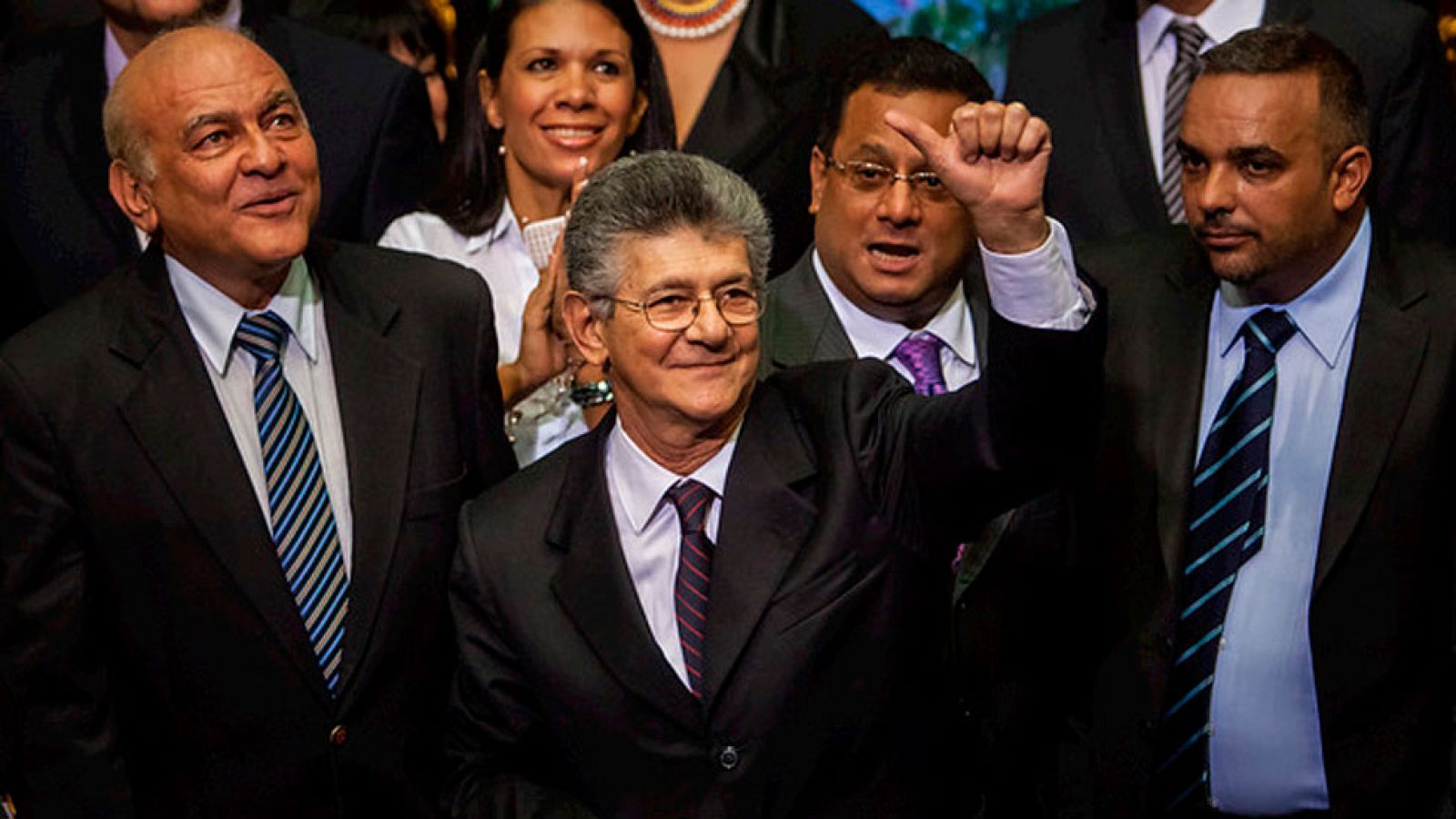 Se constituye el nuevo Parlamento de Venezuela con mayoría opositora y el abandono de los diputados chavistas