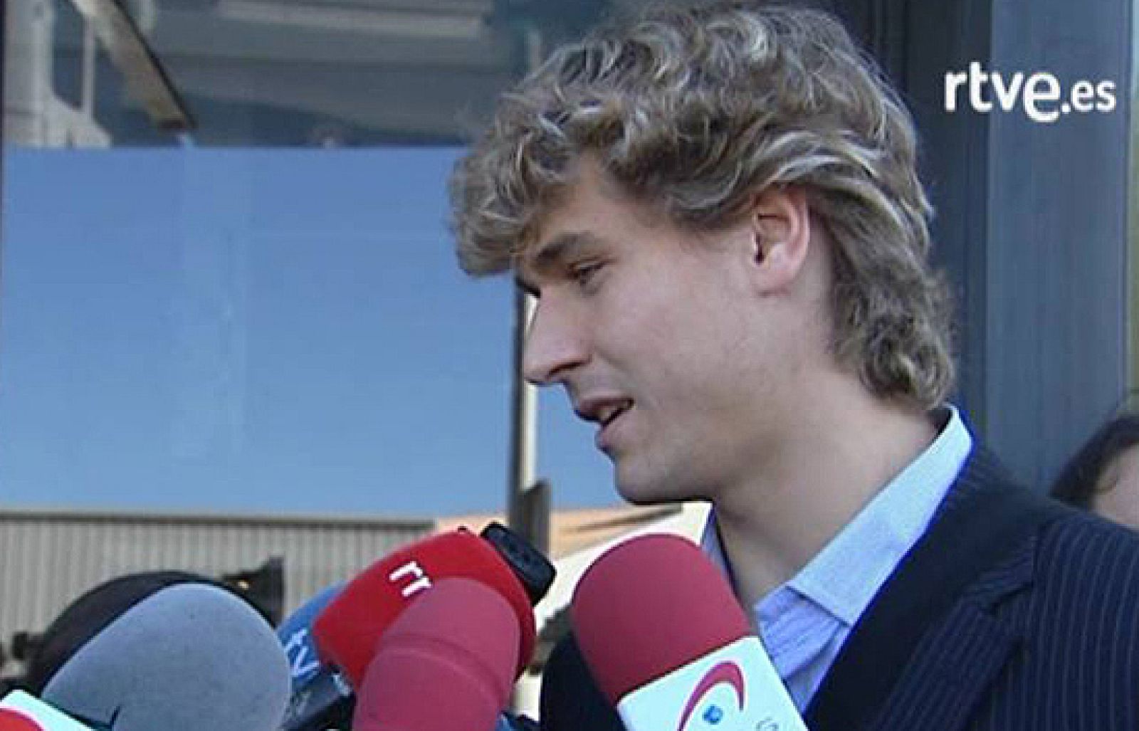 Puyol y Juanito serán duda ante Chile. Los protagonistas de la selección son los debutantes Fernando Llorente y Juan Mata.