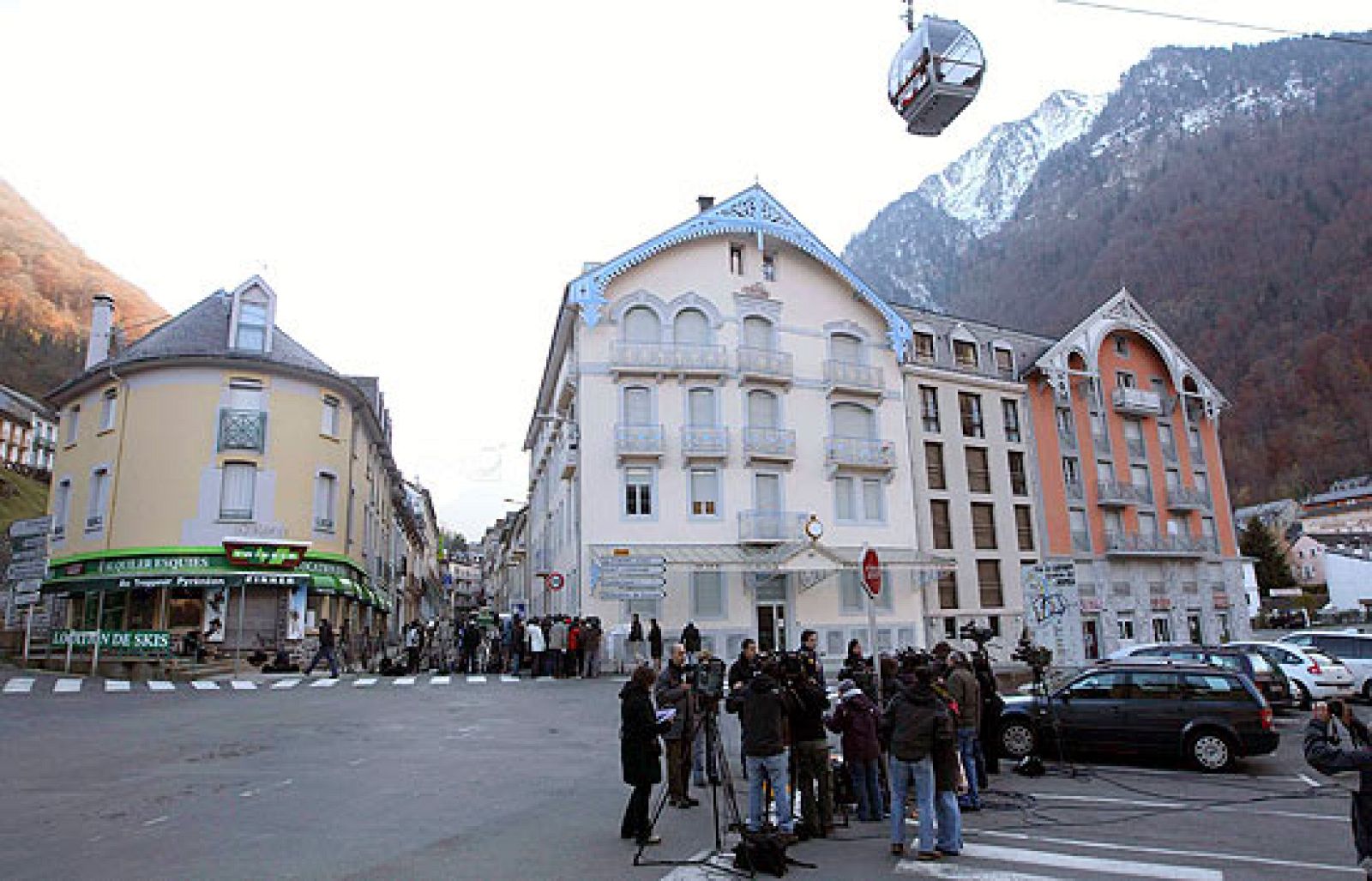 Las fuerzas de seguridad francesas sacan a 'Txeroki' de la casa en la que ha sido detenido en Cauterets, al sur de Francia.