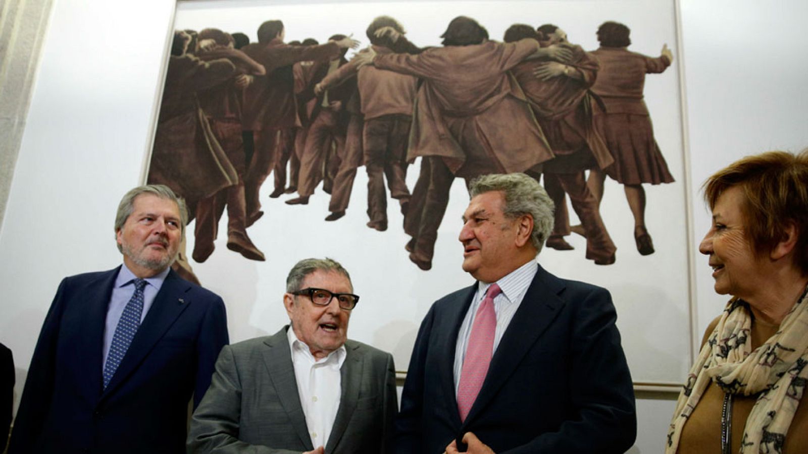 'El Abrazo' de Juan Genovés luce desde hoy en el Congreso como símbolo de la transición