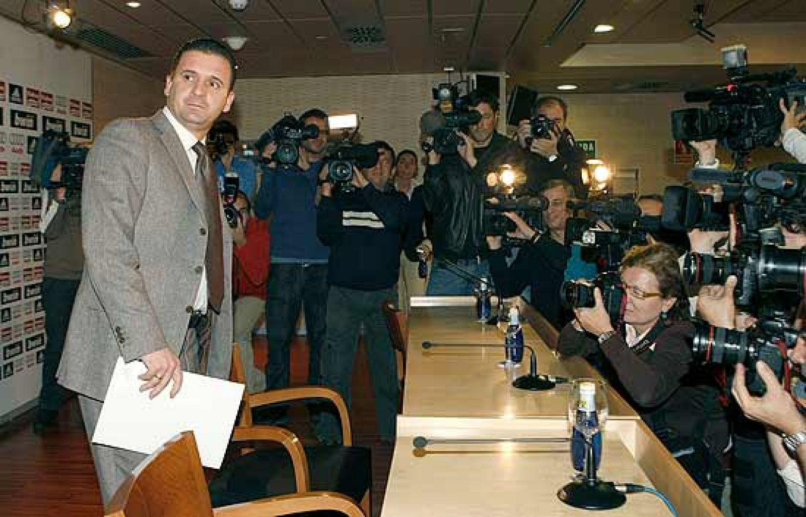 La rueda de prensa que ha dado el director deportivo del Real Madrid, Mijatovic, ha servido para ratificar al entrenador Bernd Schuster en su puesto.