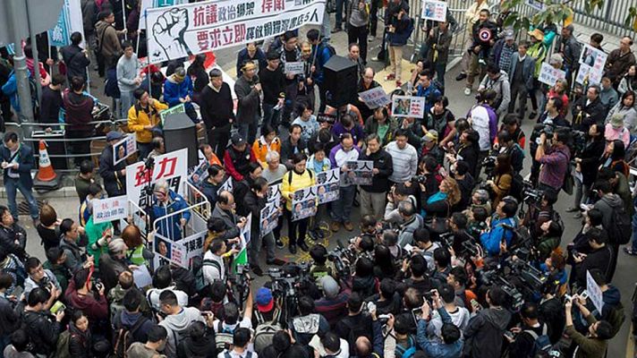 Telediario 1 - Miles de personas se manifiestan en Hong Kong para pedir la liberación de cinco empleados de una editorial