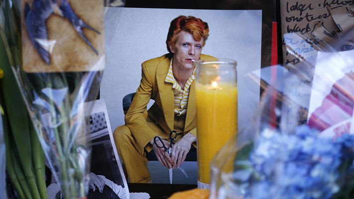Telediario 1 - Artistas y políticos lamentan la muerte de Bowie, un "héroe" de la música
