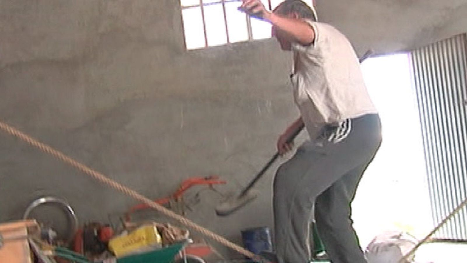 Un equilibrista que entrena ¡con aperos de labranza!