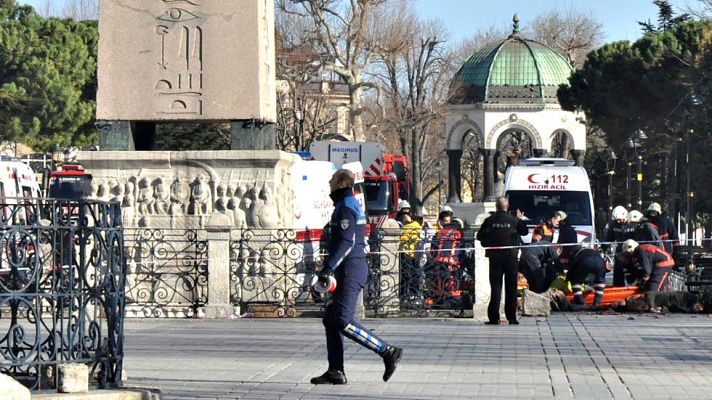 Telediario 1 - Mueren diez turistas extranjeros en un atentado suicida en el centro de Estambul