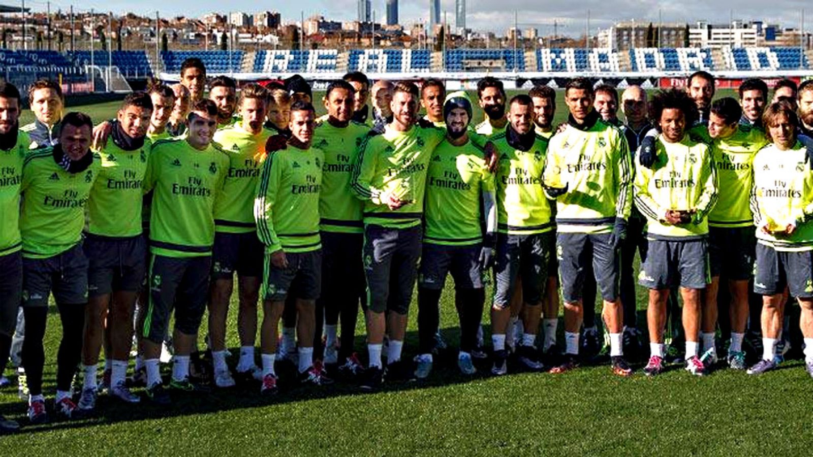 La plantilla del Real Madrid felicitó hoy en la Ciudad Deportiva de Valdebebas al portugués Cristiano Ronaldo, al croata Luka Modric, a Sergio Ramos y al brasileño Marcelo por su inclusión en el once mundial de 2015.