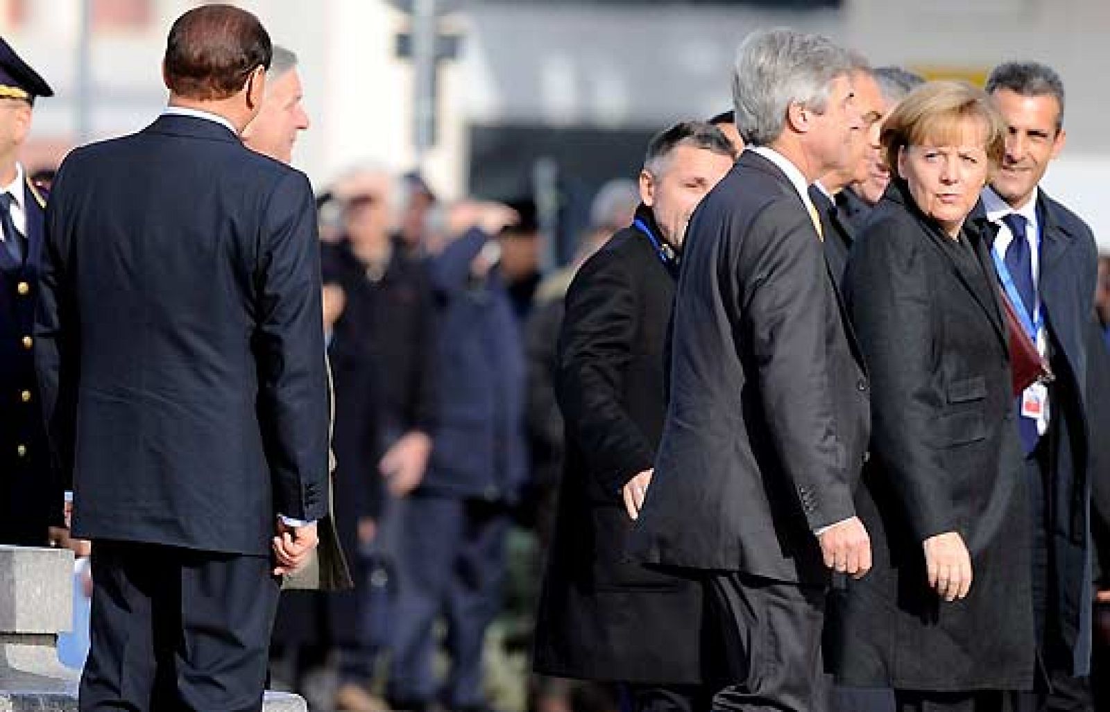 Berlusconi juega al escondite con Merkel | Ver