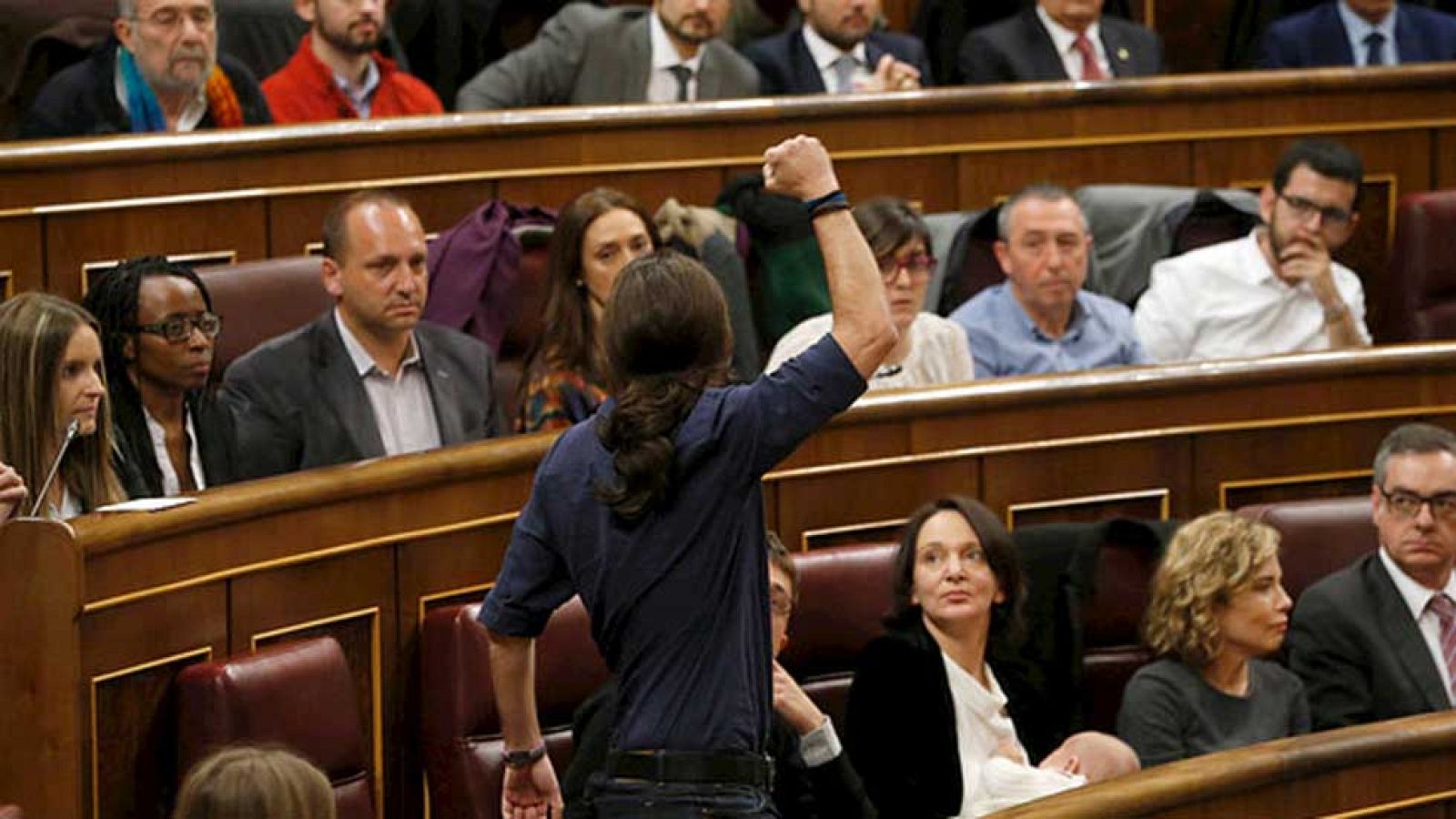 La variedad cromática del nuevo Parlamento se deja notar también en la forma de jurar