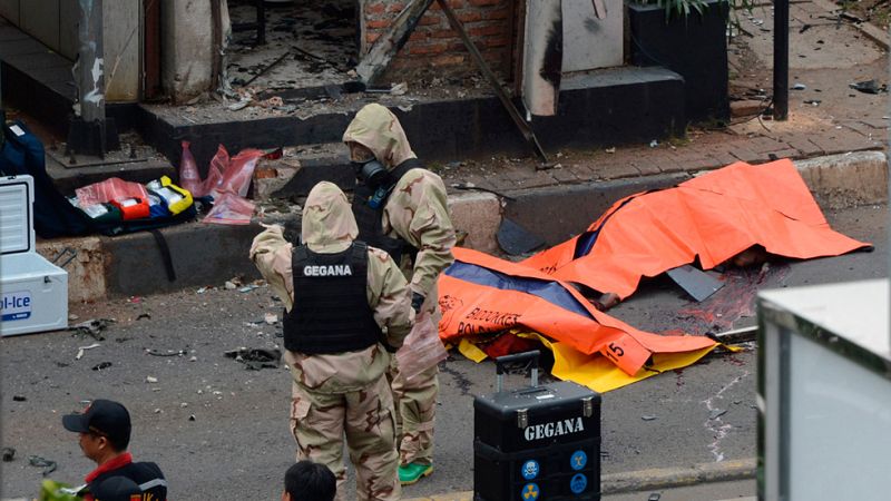 Varias explosiones y un tiroteo en el centro de la capital indonesia causan al menos seis muertos