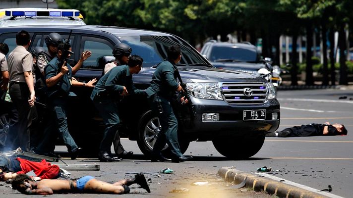 Telediario 1 - Un atentado múltiple reivindicado por el Estado islámico deja siete muertos en la capital de Indonesia