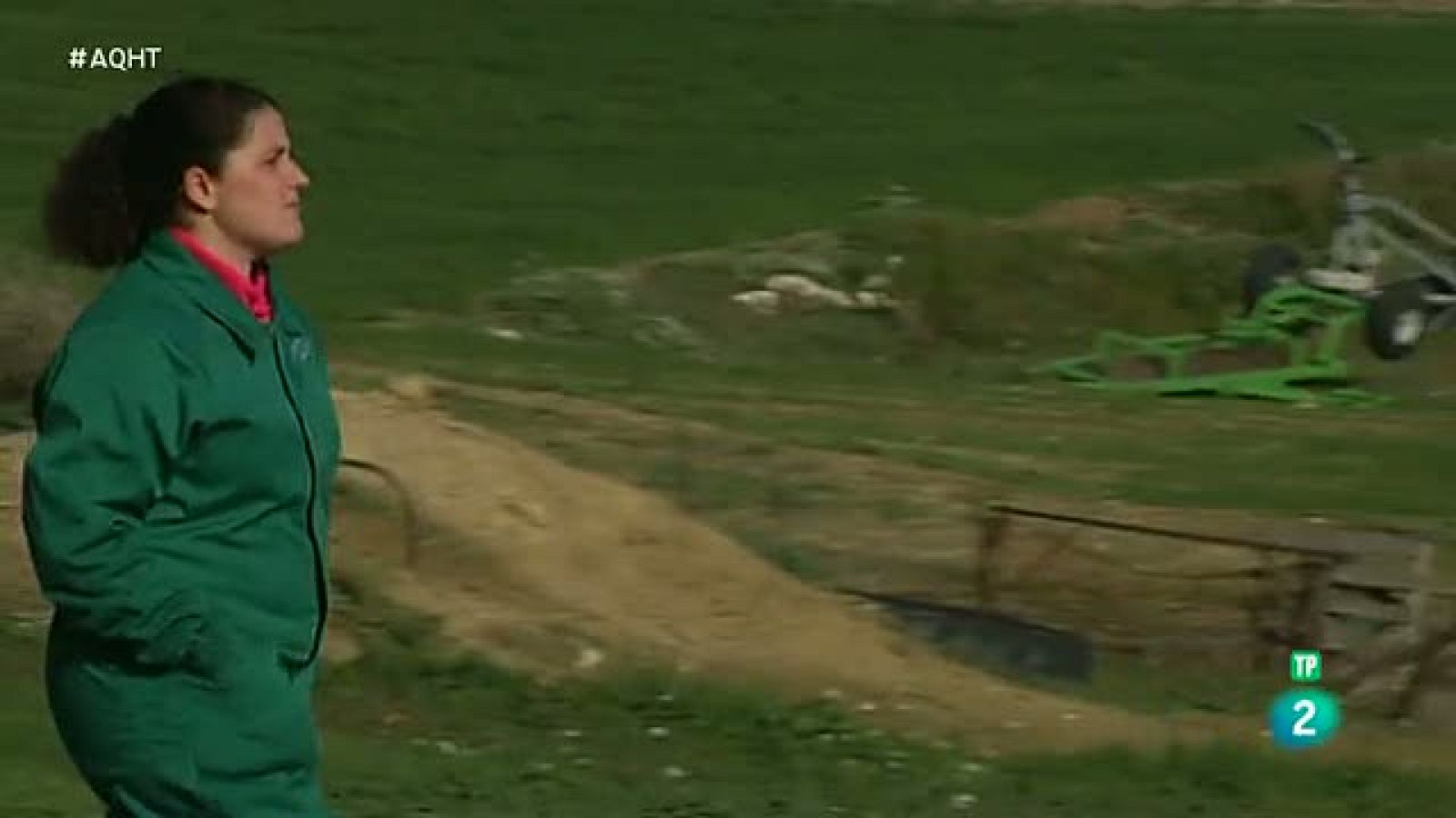 Mujeres que trabajan a la sombra de su pareja - Aquí hay trabajo | Ver