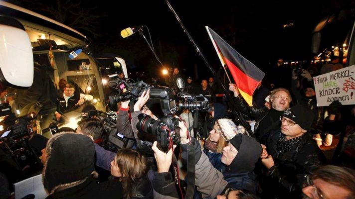 Telediario 1 - Un político bavaro lleva 30 refugiados ante la cancillería alemana para protestar por las políticas de asilo de Merkel