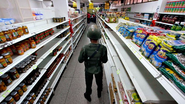 Telediario 1 - Venezuela ha decretado el estado de emergencia económica para afrontar la crisis; en la imagen, un soldado custodia un supermercado en San Antonio de Tachira