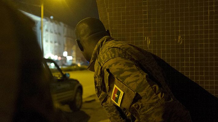 Informativo 24h - Al menos 20 muertos en un ataque de Al Qaeda a un hotel de la capital de Burkina Faso