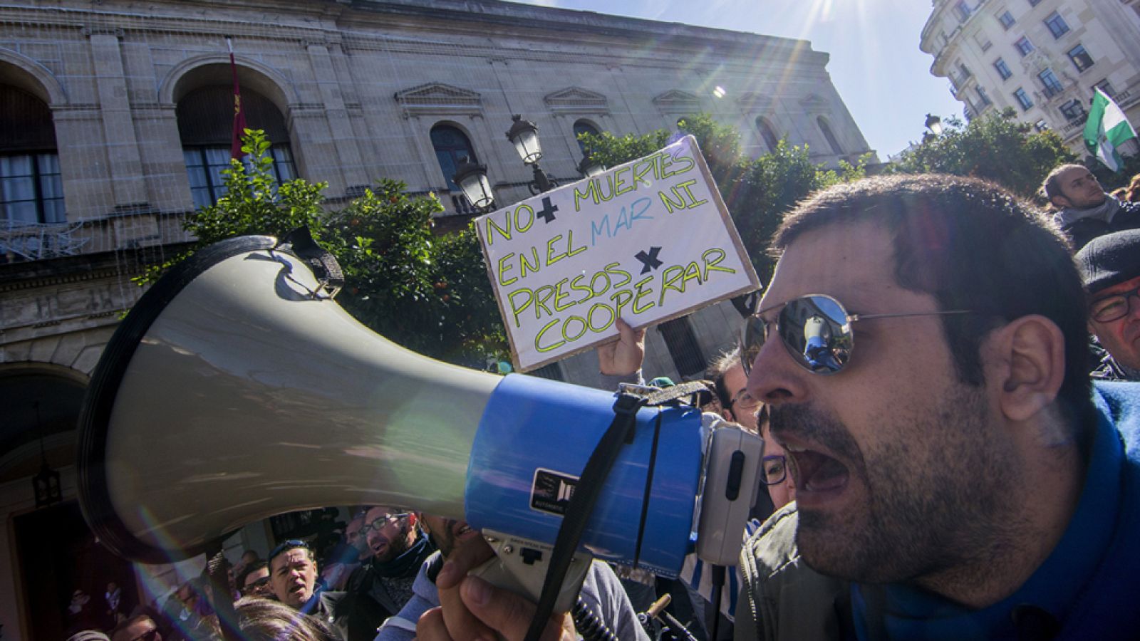 Manifestación en Sevilla por la liberación de los bomberos españoles detenidos durante el rescate a refugiados en Lesbos