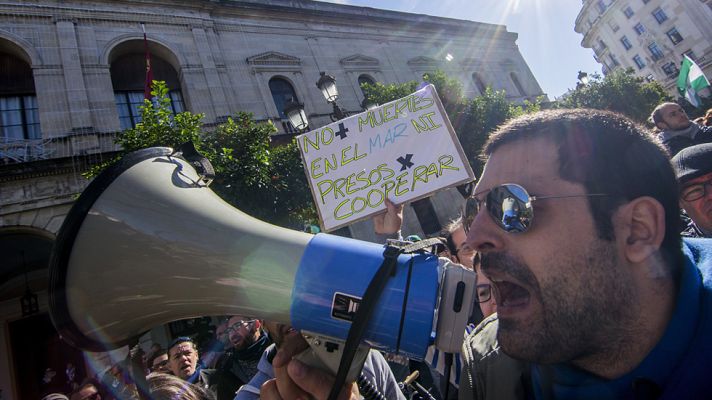 Informativo 24h - Manifestación en Sevilla por la liberación de los bomberos españoles detenidos durante el rescate a refugiados en Lesbos