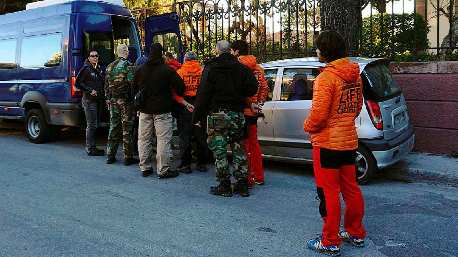 Los tres bomberos españoles esperan que el juez dicte la sentencia