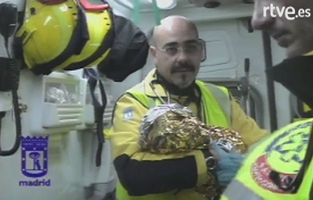  - Una mujer da a luz en plena calle