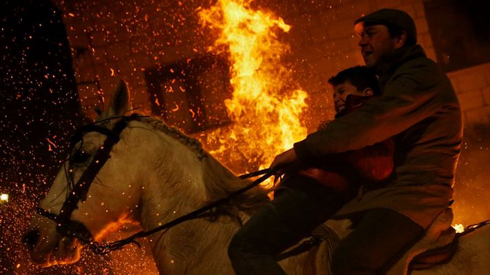 Telediario 1 - Una tradición de siglos en San Bartolomé de Pinares, Ávila