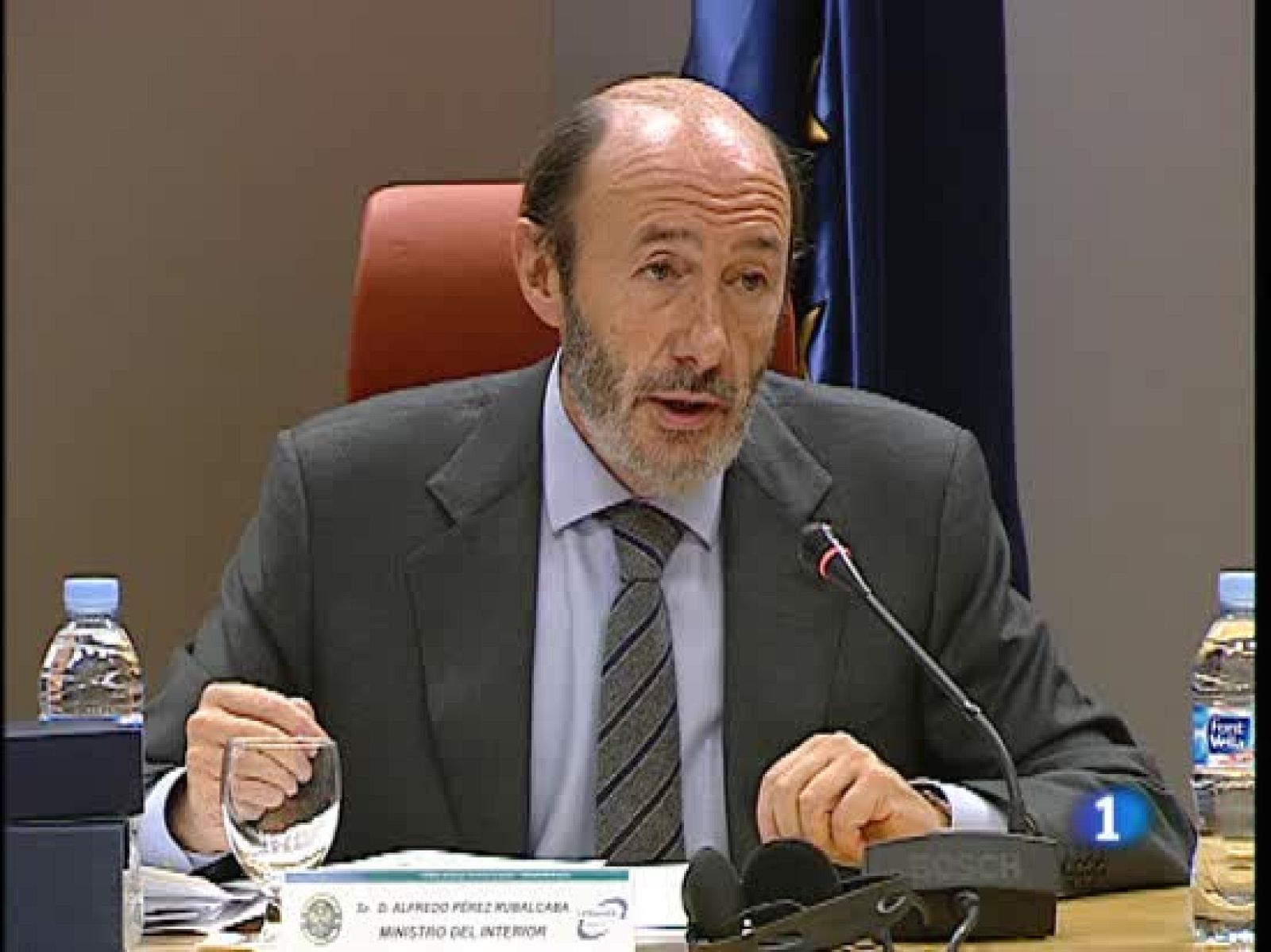 Parar o estacionar en el carril bus dejará de costarnos dos puntos del carné de conducir | Ver