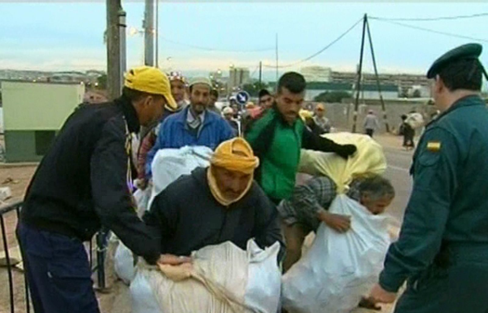 En la frontera de Melilla continúan las aglomeraciones | Ver