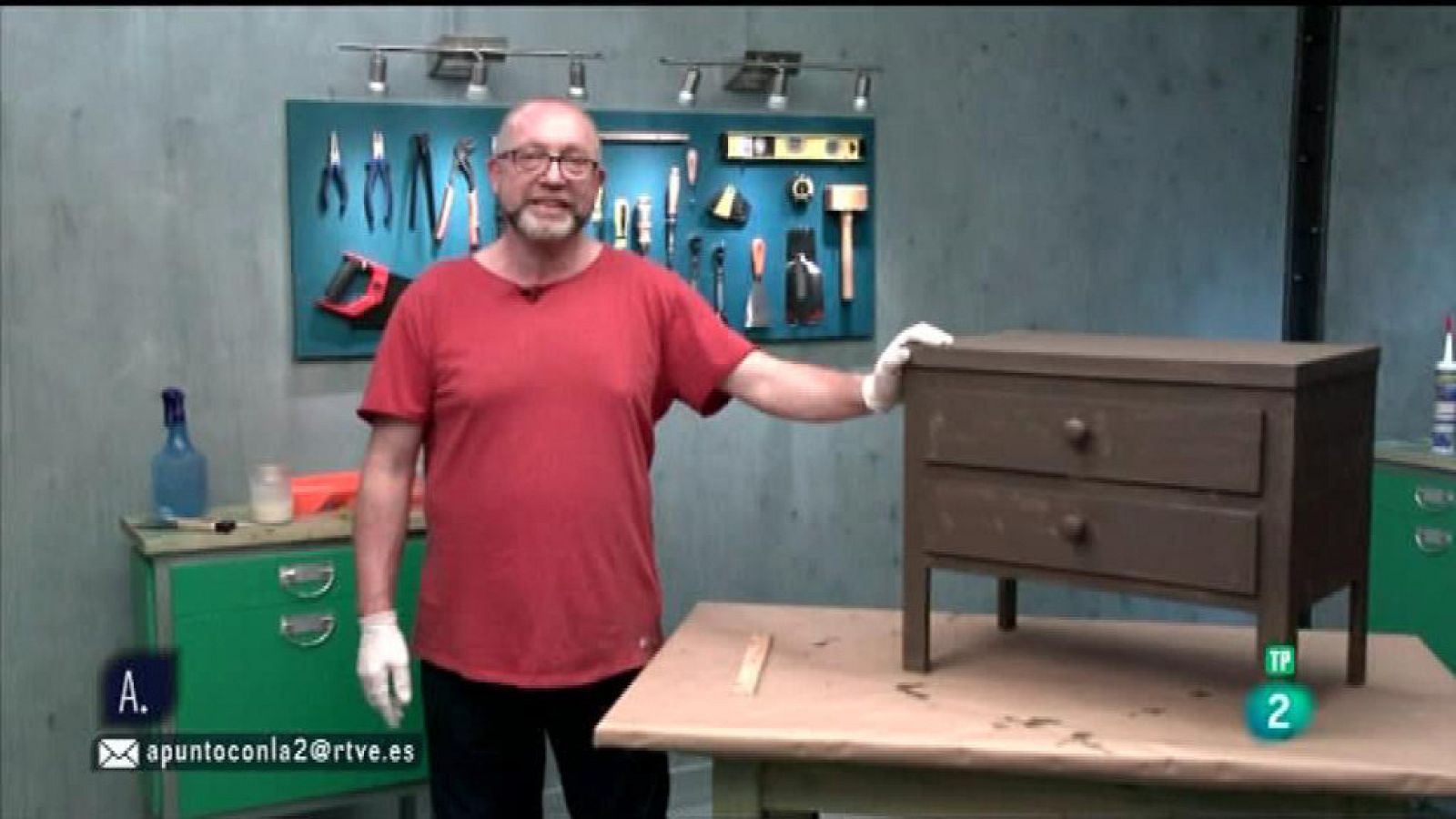 A punto con La 2 - Bricolaje: pintar un mueble y lección básica de electricidad