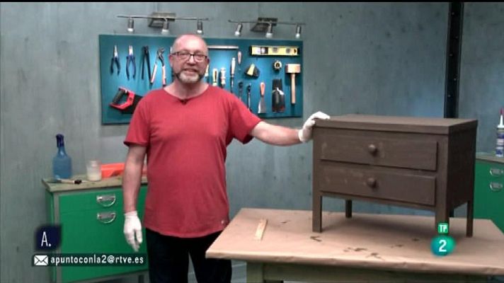 A punto con La 2 - Pintar un mueble y lección básica de electricidad