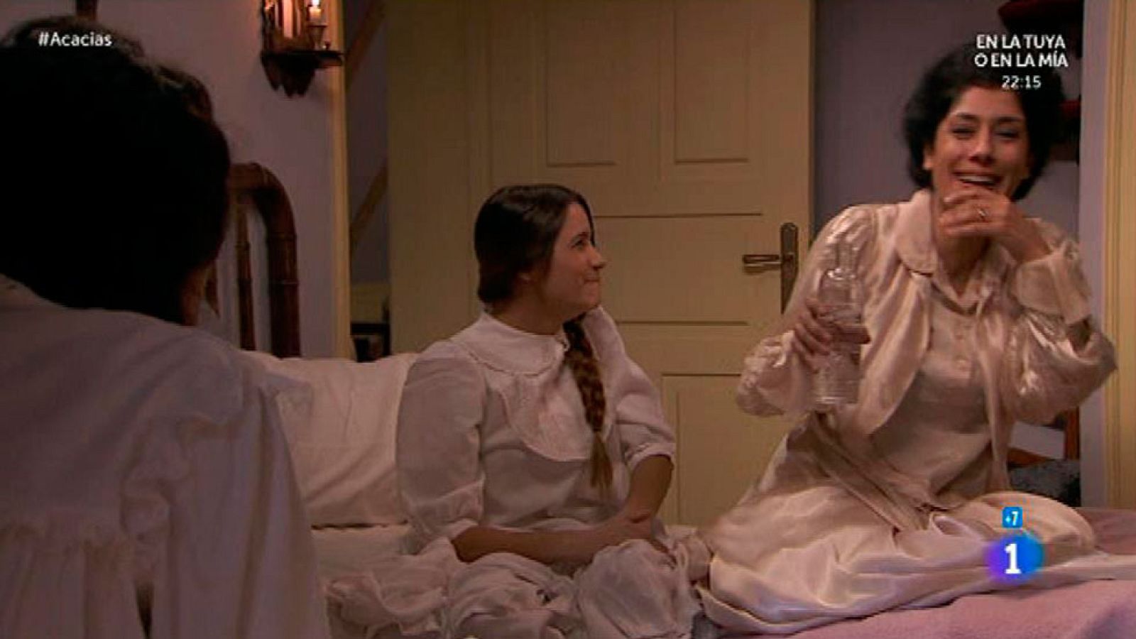 Acacias 38 - Rosina pasa la noche con las chicas del altillo