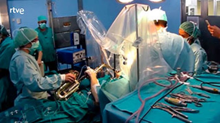  - Operado de un tumor mientras tocaba el saxo