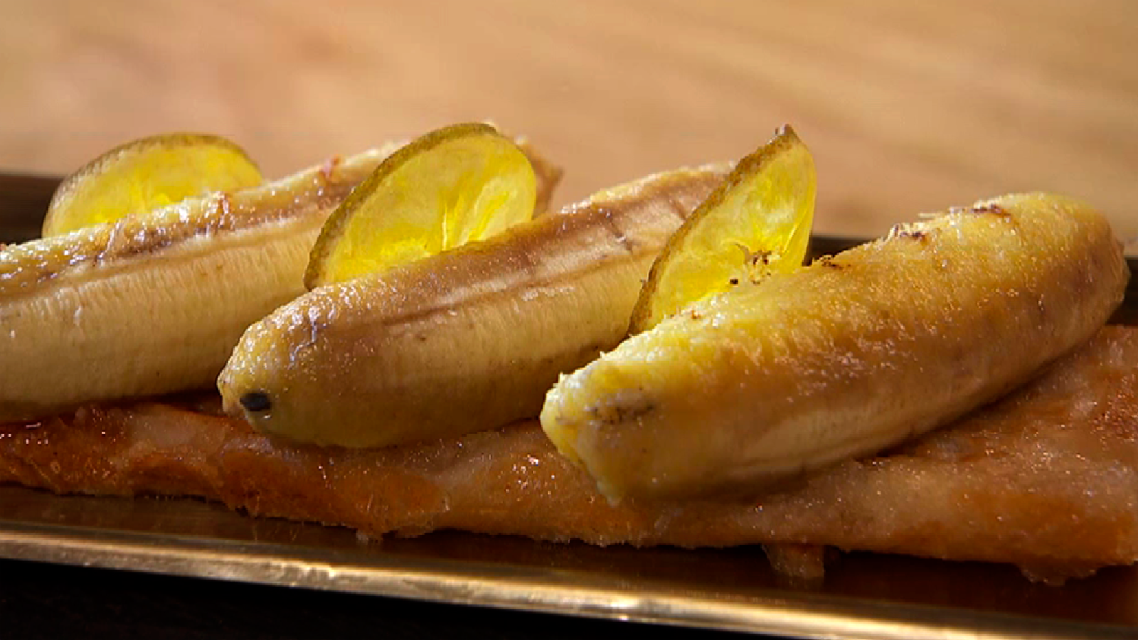 Plátano a la brasa con vainilla y leche de coco