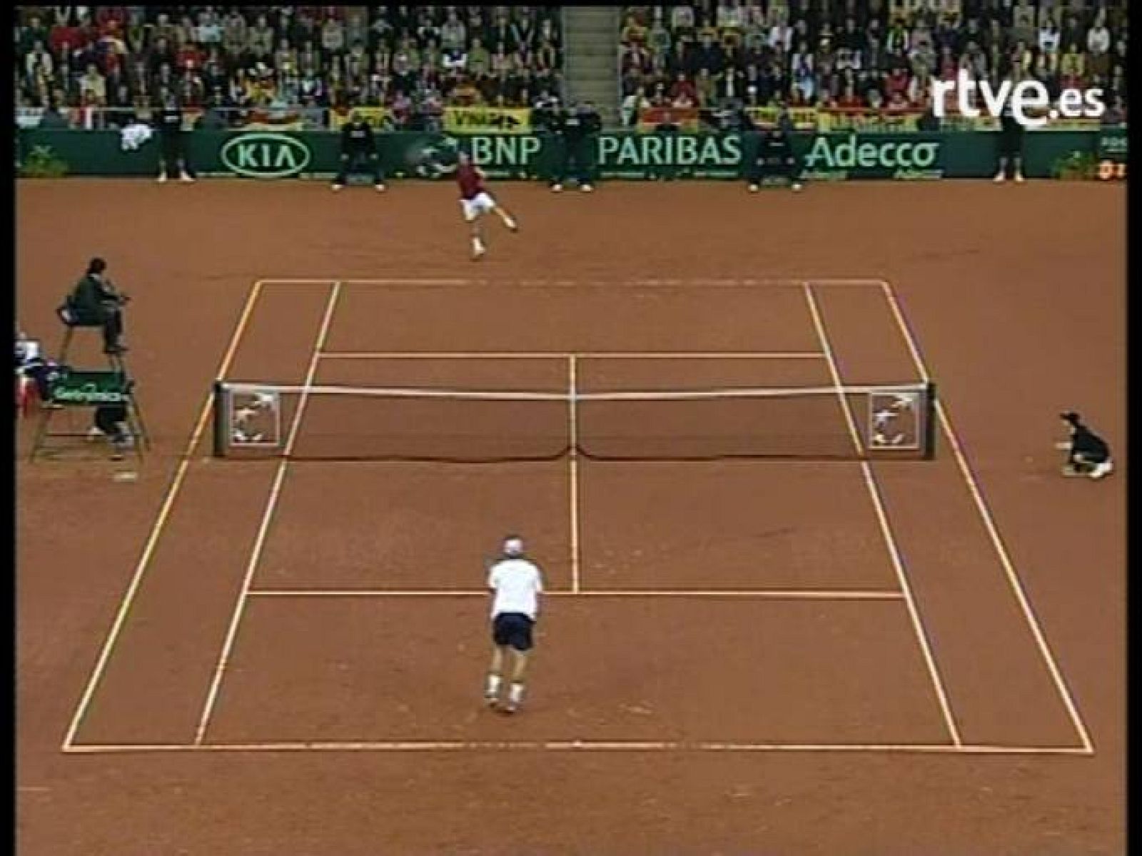 Copa Davis 2004: En el cuarto partido de la final, Carles Moya vence a Roddick y da el triunfo a España - Deportes en el Archivo de RTVE | Ver