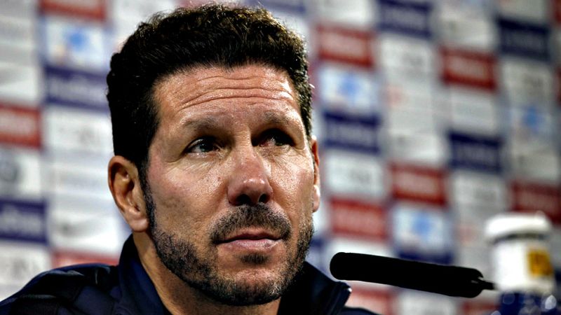 El argentino Diego Simeone, entrenador del Atlético de Madrid, afirmó este sábado que el francés Antoine Griezmann es "intransferible", dijo que no tiene "nada que comentar" sobre la renovación o no de Fernando Torres y valoró que el Sevilla, su riva