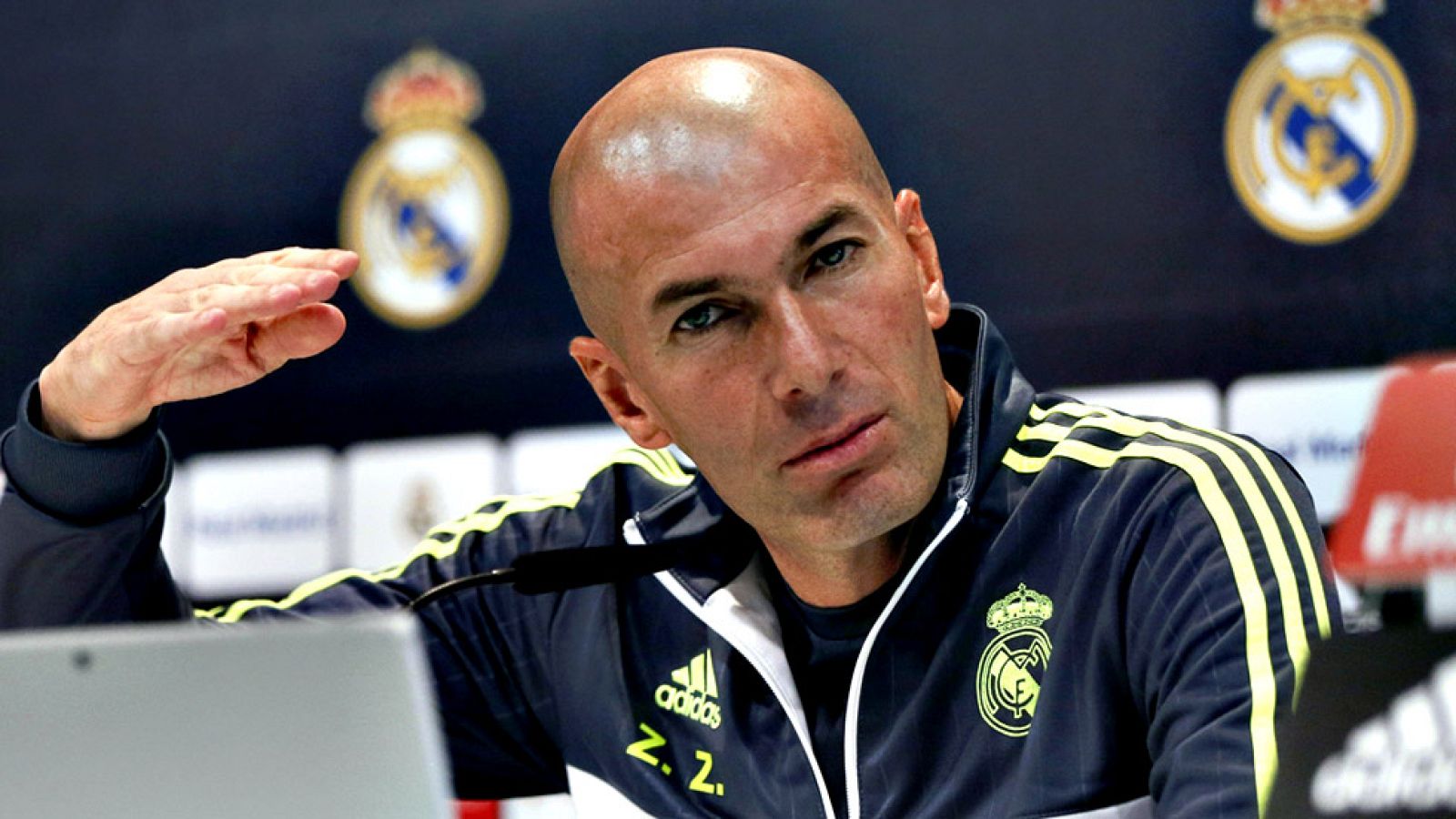 Zinedine Zidane, técnico del Real Madrid, se refirió a la situación del futbolista colombiano James Rodríguez y opinó que le ve preparado para jugar pese a que aún no ha sido titular desde que él se hizo cargo del equipo. "Yo no le veo preocupado, me